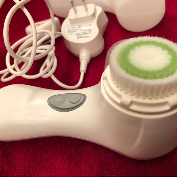 Clairsonic Mia 2 Rechargeable Facial Cleanser - Picture 5 of 8